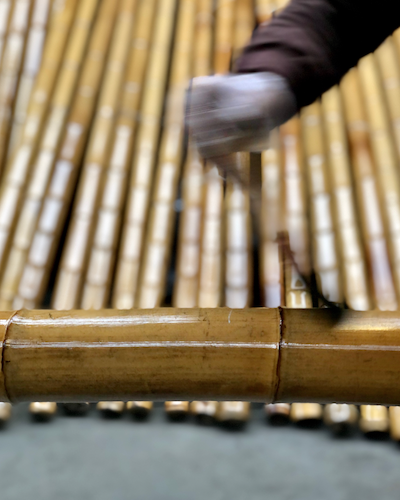 Vernissage de mats en bambou