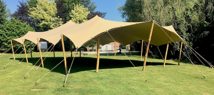 Tente stretch de 10x15m avec des mâts en bambou