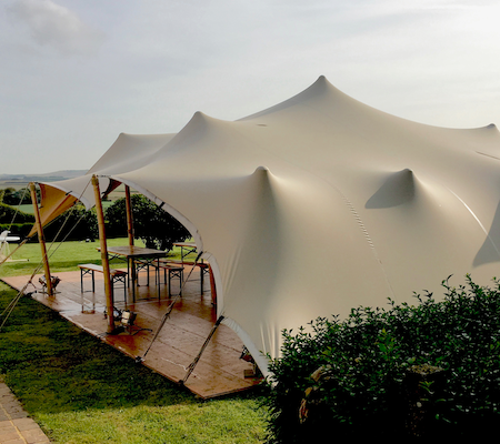 Tente stretch avec un cot de toiture rabattu au sol