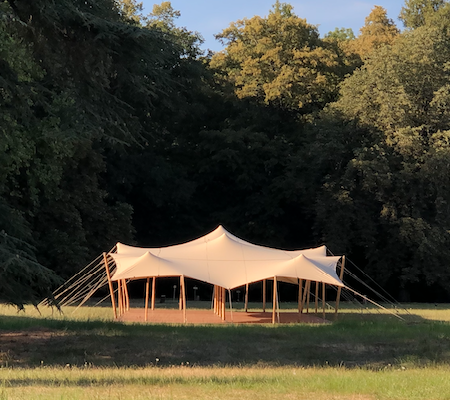 Tente stretch en lien avec la nature